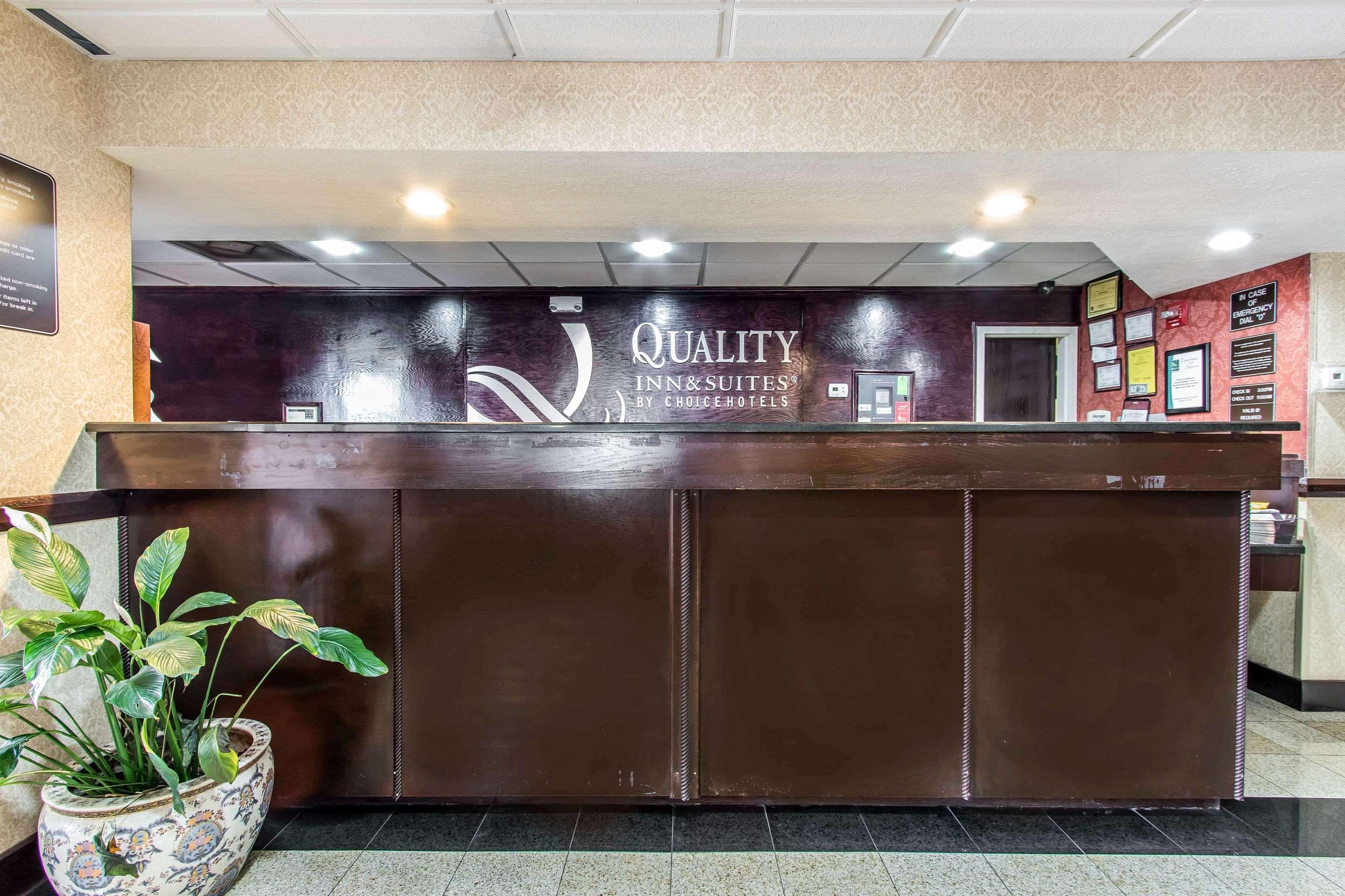Quality Inn & Suites Memphis East Exterior photo