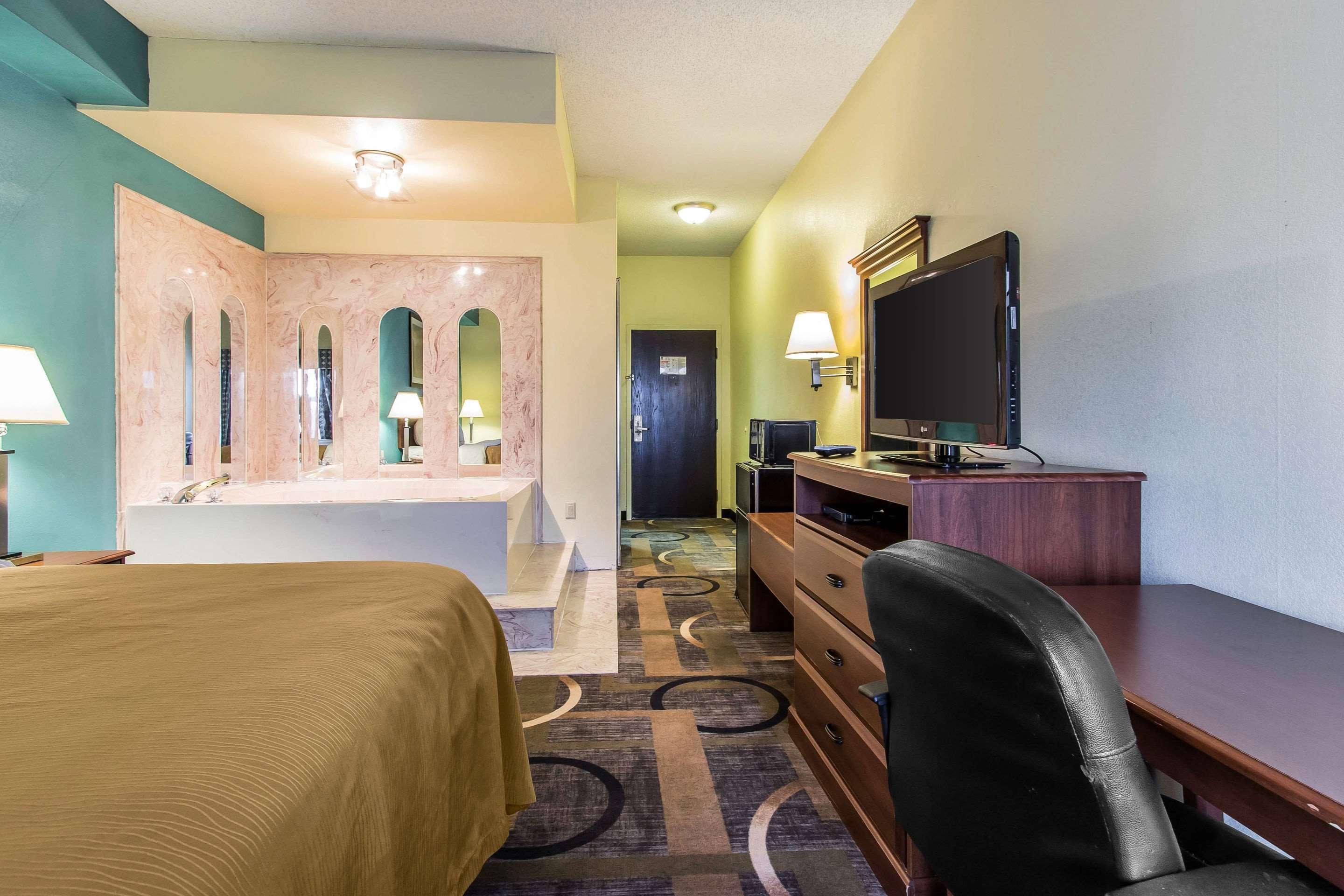 Quality Inn & Suites Memphis East Exterior photo